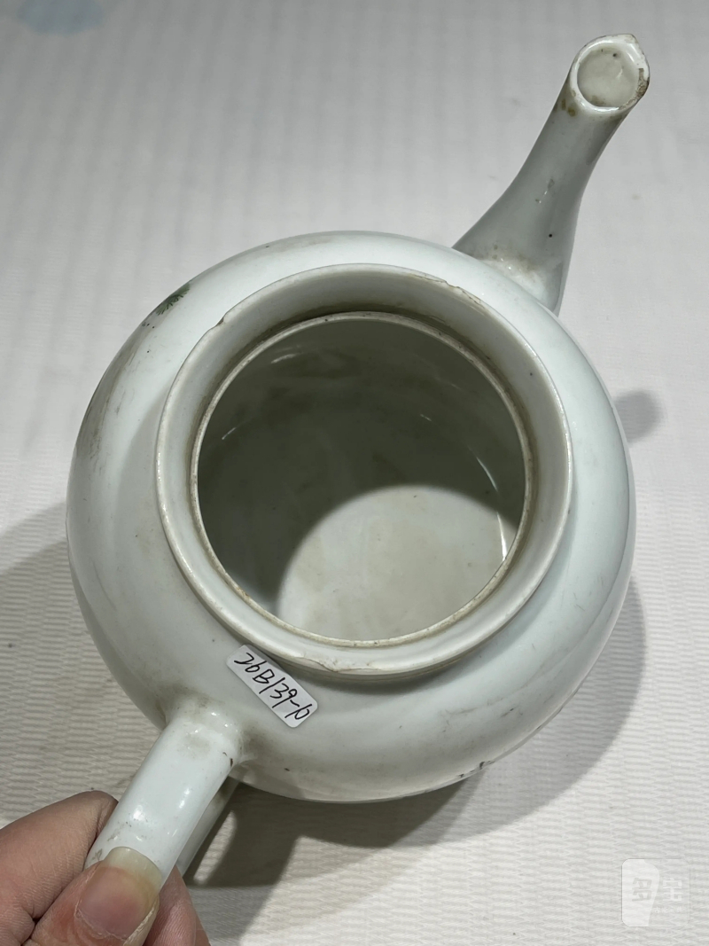 清代 粉彩茶壶一组十二件 - 图18